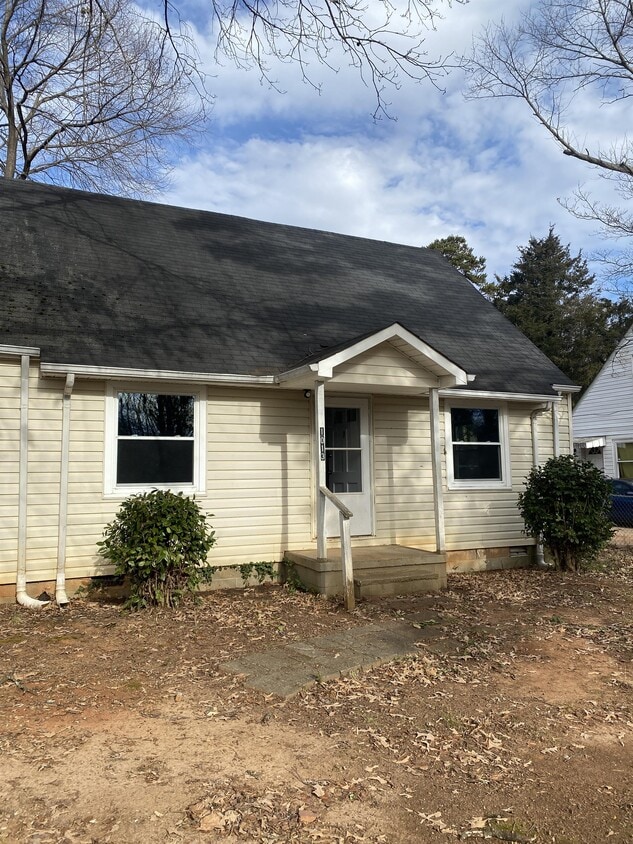 Primary Photo - 1013 Nancy Ln SE