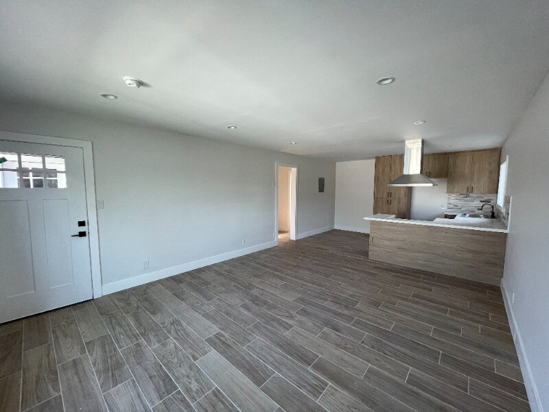 Foto principal - 7337 Woodley Ave