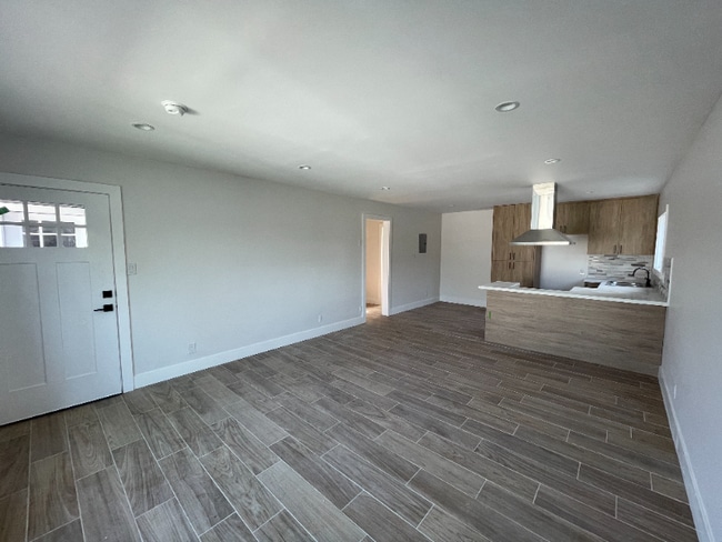 Building Photo - 7337 Woodley Ave