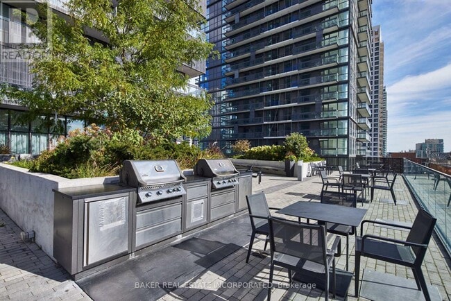 Building Photo - 15-2315 Roehampton Ave