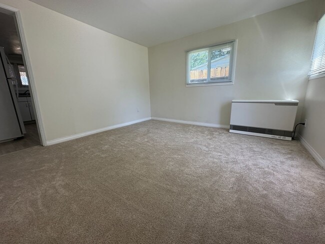 Building Photo - Fresh one bedroom, one bath home in downto...