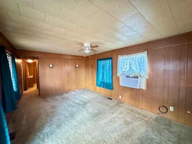 Building Photo - Home by Rotary Park!