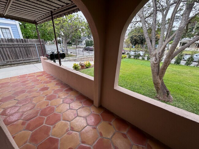 Front Porch - 640 N Wilson Ave