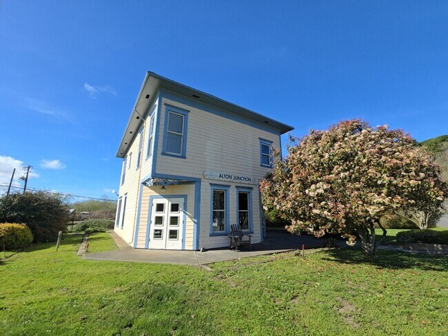 Foto del edificio - Distinctive Alton home offers charming living opportunity!