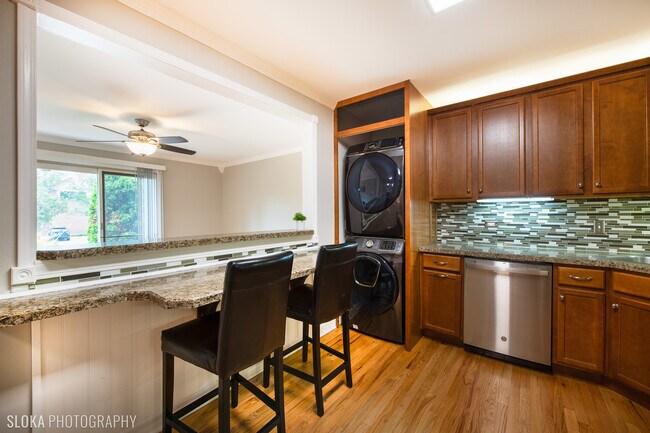 Foto del edificio - 300 Opatrny Dr