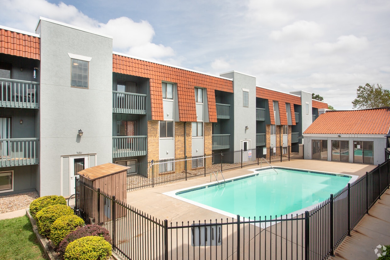 Garden Pines Salt Water Pool - Garden Pines