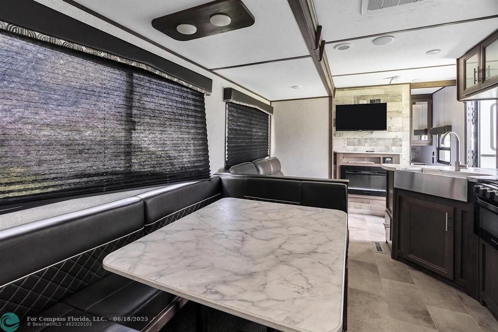 Foto principal - 14500 Carver Dr