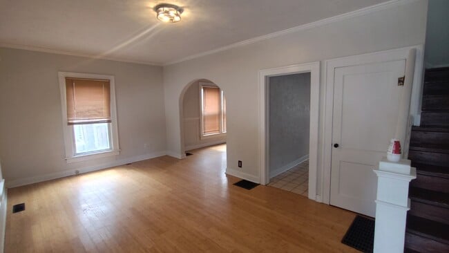 Building Photo - 320 S East St