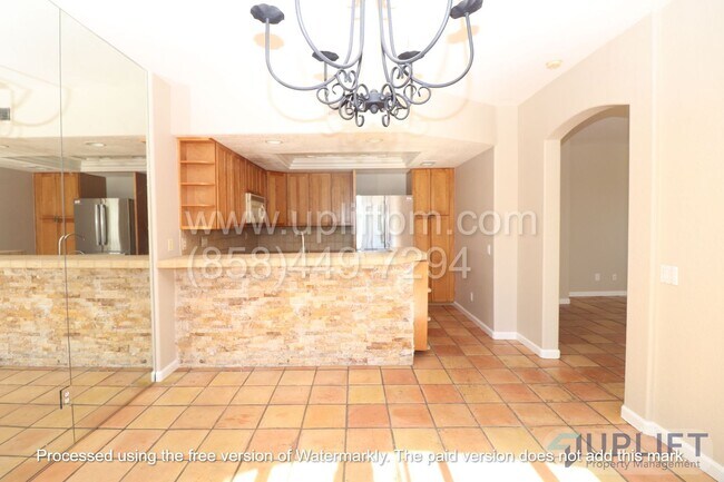 Building Photo - 4 BED/3.5 BATH Townhome with Dual Master S...