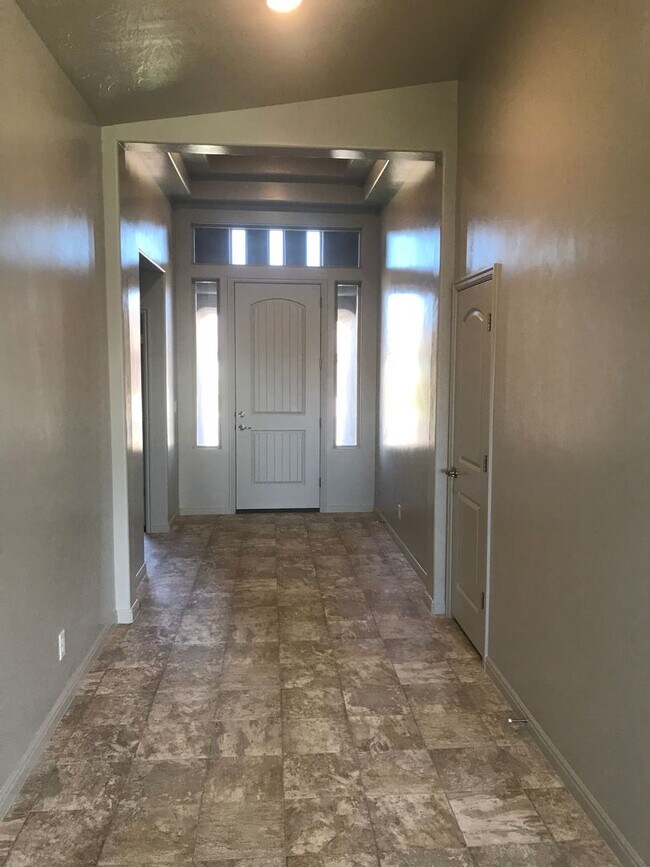 Building Photo - Beautiful 4 bedroom, 2 bathroom Home!