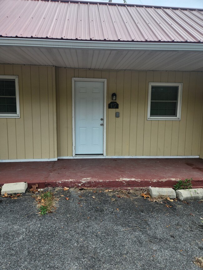 Building Photo - 9349 Valley Rd