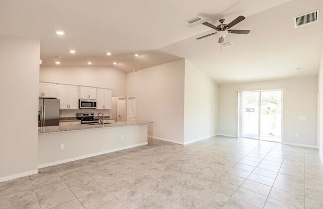 Building Photo - Coming Soon! Fenced 3 Bed, 2 Bath in Great...