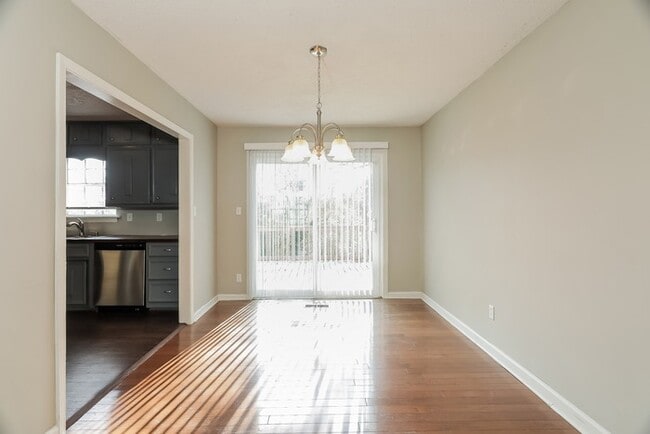 Foto del edificio - 345 St John Rd NW