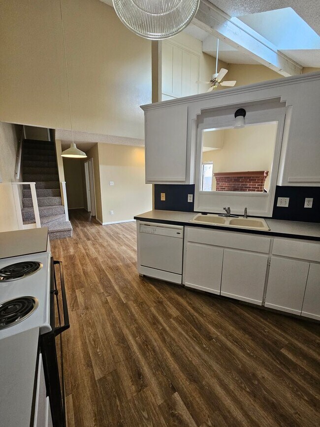 Foto del edificio - West Norman Townhome Available NOW!