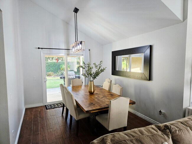 Foto del edificio - Moorpark College 3+3 single family home!
