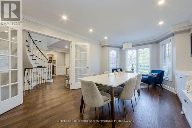 Photo du bâtiment - 2025 Parklane Crescent