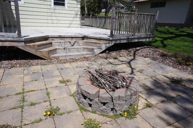 Building Photo - AVAILABLE JUNE -4 Bed, 2 Bath Home with Garage!