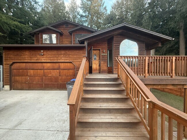 Building Photo - 3 BED 2.5 BATH WITH DAYLIGHT BASEMENT & BONUS ROOM - SPACIOUS CORNER LOT