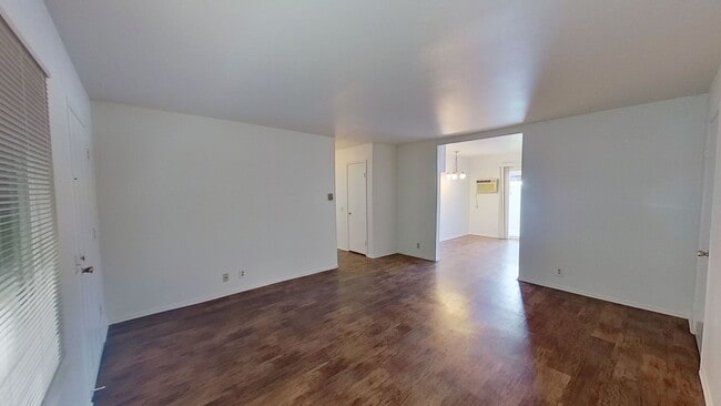 Building Photo - Lovely 3 Bedroom 1 Bathroom Condo in Woodb...