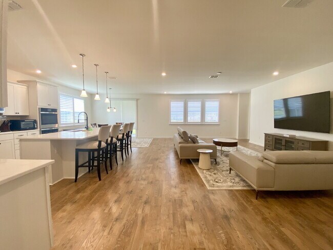 Foto del edificio - Four Bedroom Single Family Home in The Lak...