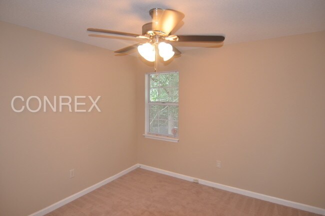 Foto del edificio - Two Story with Garage