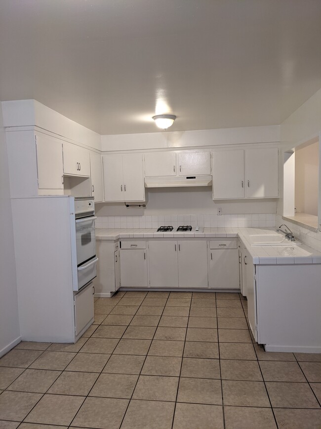 Building Photo - 330 E Dryden St