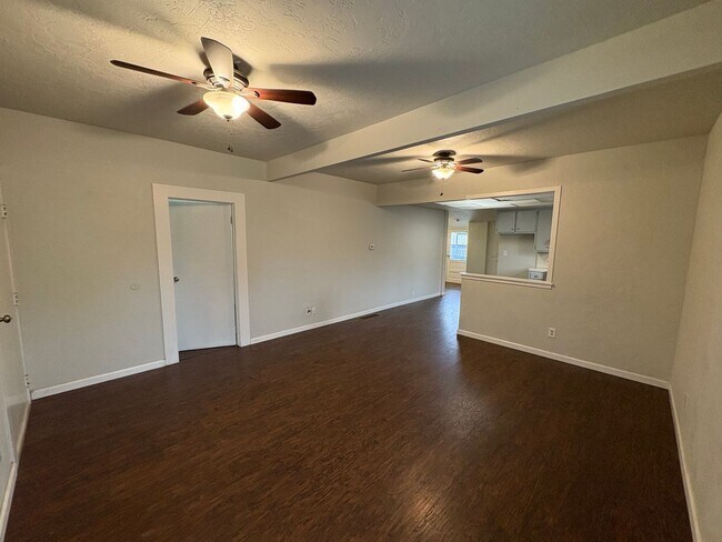 Building Photo - Lemoore Home with Spacious Lot Available Now!