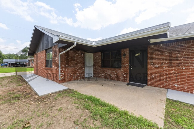 Building Photo - 1158 N Edwards