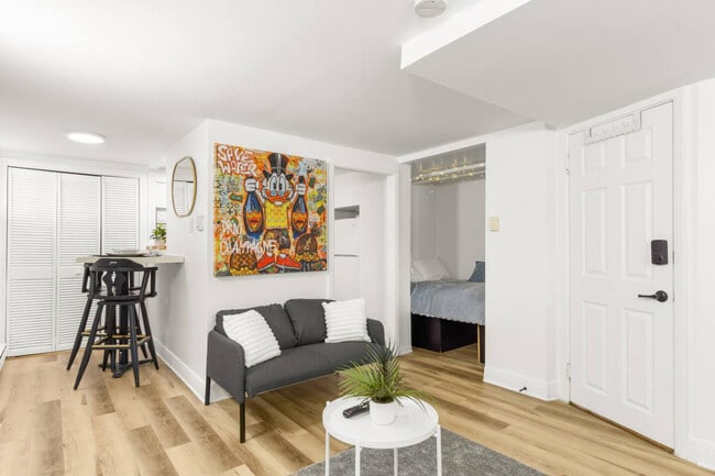 Building Photo - 6419 10e Avenue-SI ID1460078P