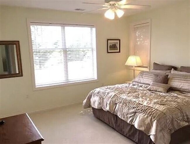 Foto del edificio - ELEGANT LAKEVIEW HOME