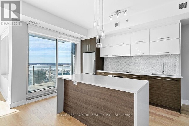 Building Photo - 428-1428 Sparks St.