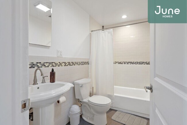 Building Photo - ROOM ONLY in 4-bed/2.0-bath Home