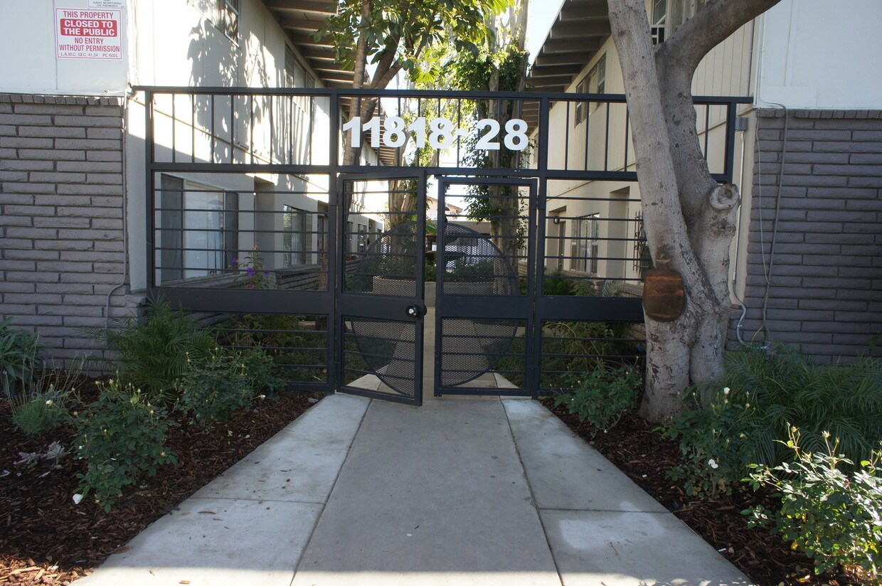 Puerta principal - 11730-11846 Culver Blvd