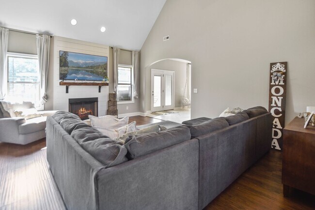 Foto del edificio - Pet Friendly Four Bedroom!