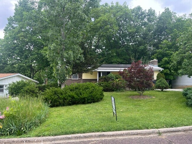 Foto del edificio - Charming 4 Bed 2.5 Bath Home With Nice Wooded Back Yard!