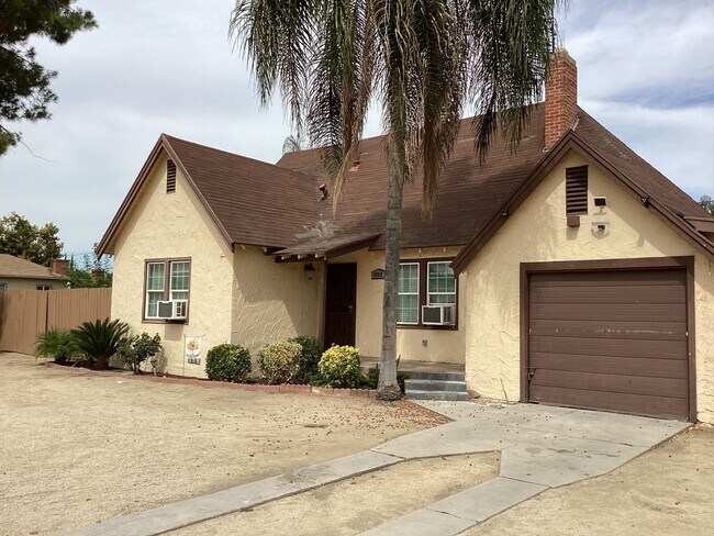 Building Photo - 4789 E Hedges Ave