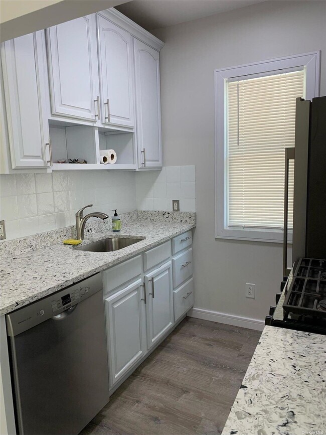 Building Photo - 166 Broadway