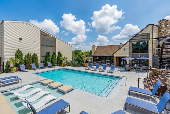 Piscina y terraza estilo resort - Creeks on Kirklevington