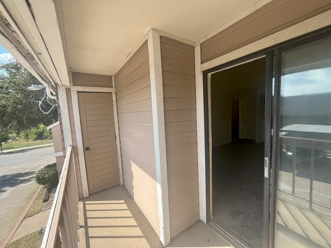 Building Photo - 2225 Madison Dr