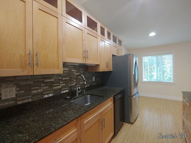 Foto del edificio - Beatiful Top Floor Condo-Close to Light Rail