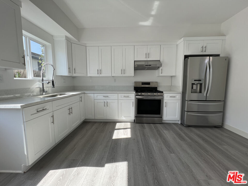 Foto principal - 8640 Baring Cross St