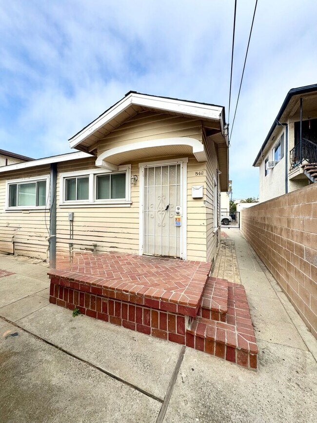 Building Photo - MUST SEE!!