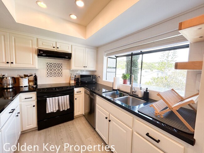 Foto del edificio - Welcome to this stunning ***unfurnished*** tri-level condo in the desirable Casitas de la Costa c...