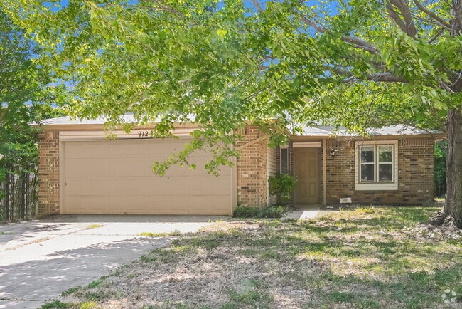 Building Photo - 912 Branchwood Dr