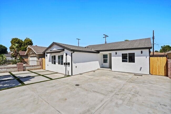 Foto del edificio - 7906 Oakdale Ave