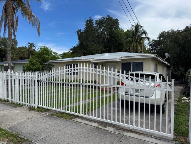 Foto del edificio - 720 NE 131st St
