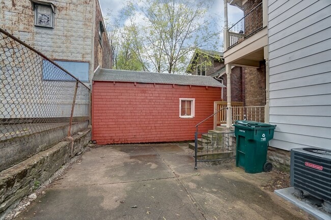 Building Photo - 350 Volkert St