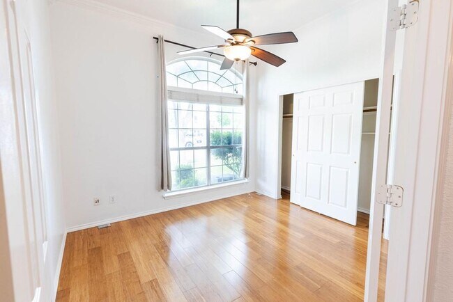Building Photo - 710 Bel Air Dr