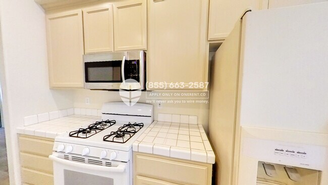 Building Photo - 720 San Vicente Dr
