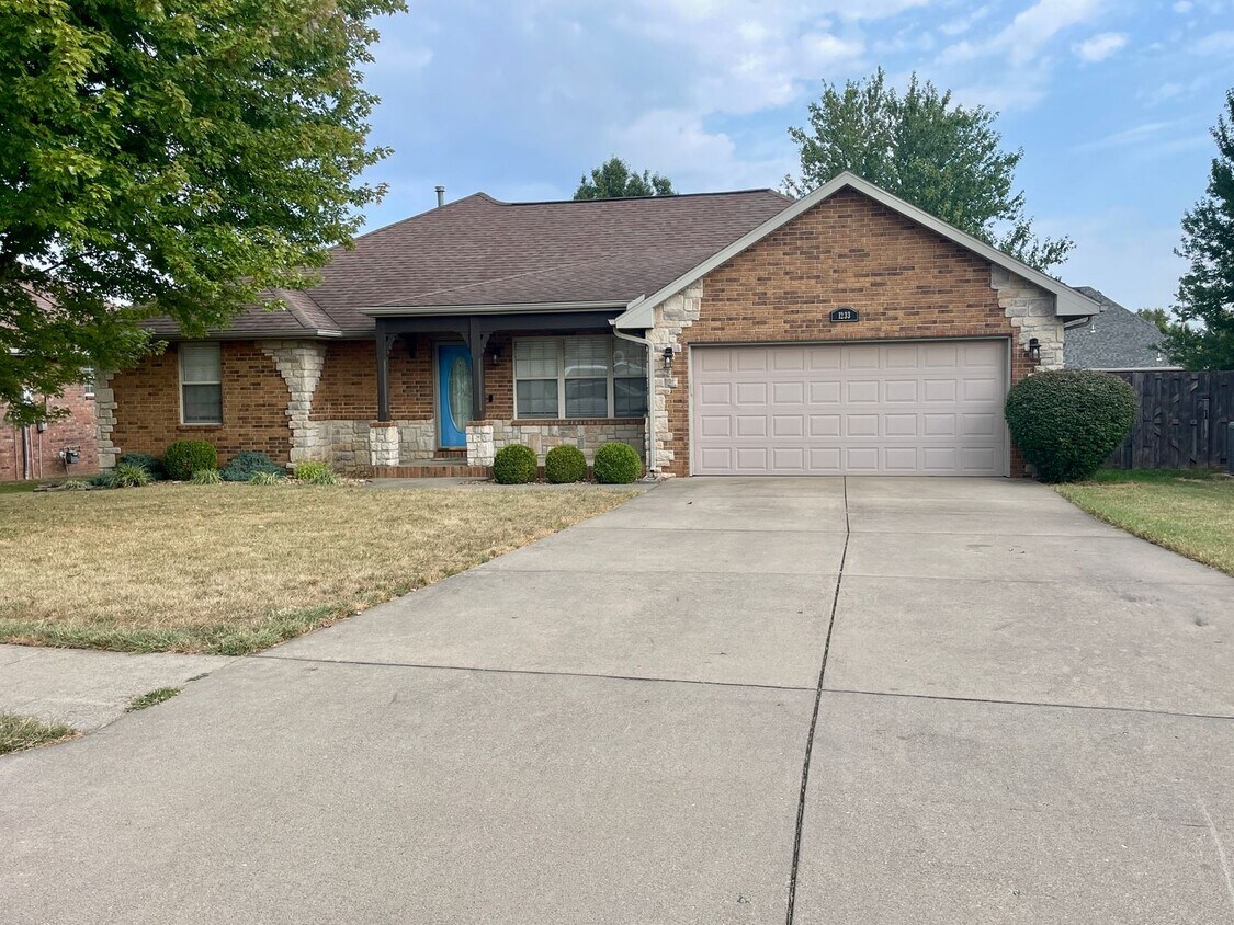 Primary Photo - 1233 E Ogorman Ct